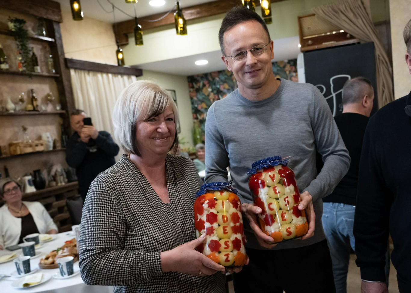 Kicsit sárga, kicsit savanyú, de az övék – a vecsési Fidesz-híveké a nap kampányfotója elismerés