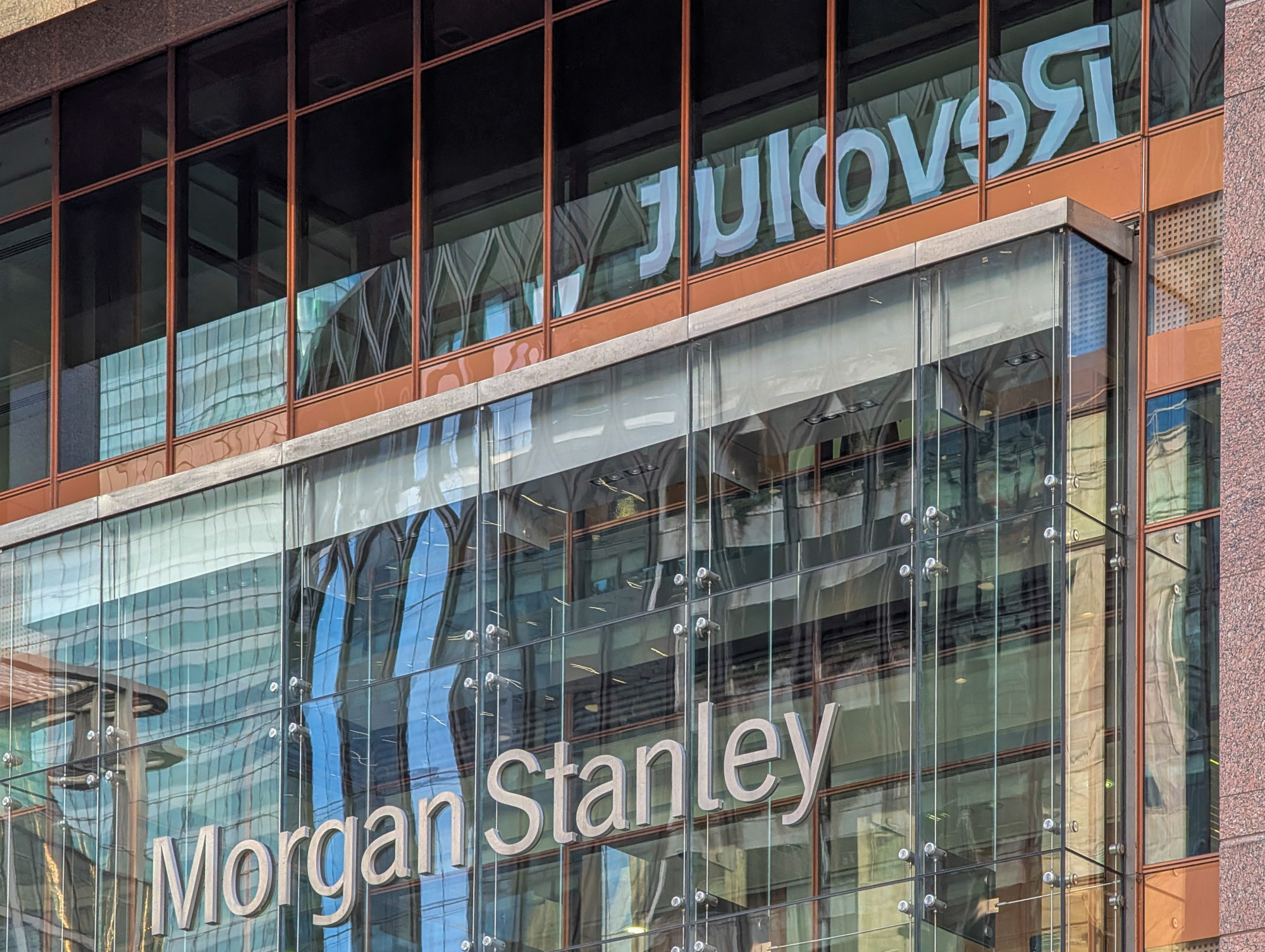 Újabb leépítés a pénzügyi szektorban, 2500 embert rúg ki a Morgan Stanley