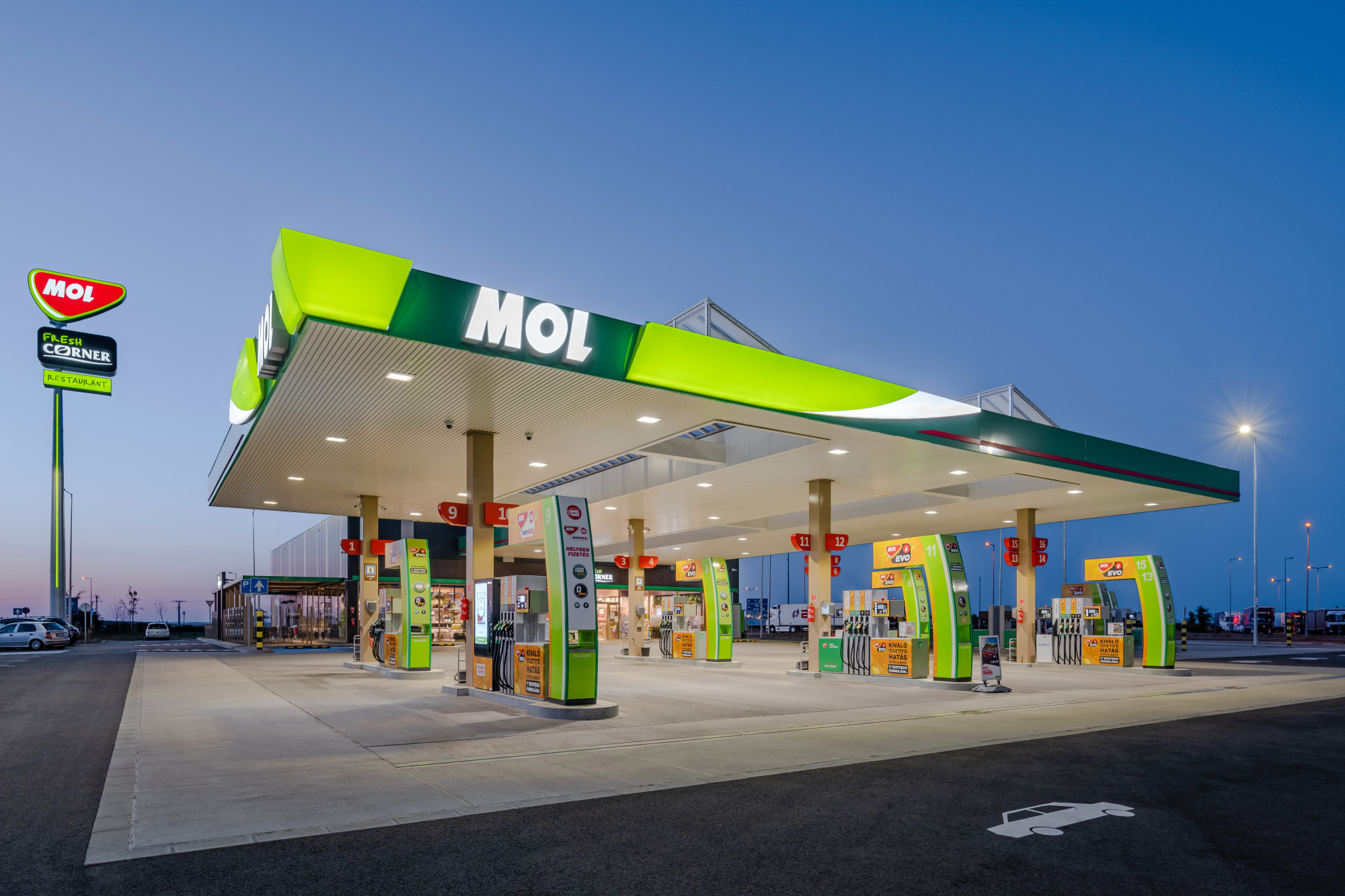 A választás előtt egy nappal 25 forinttal csökken a dízel ára