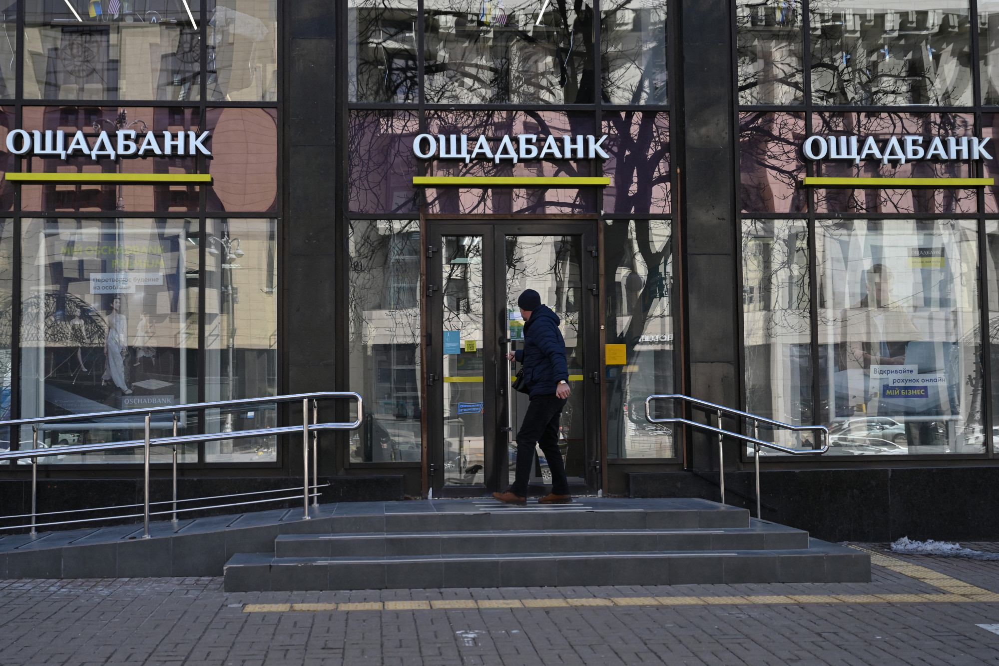 Budapestre jön az ukrán takarékbank vezetése az elfogott pénzszállítók és a lefoglalt járművek miatt