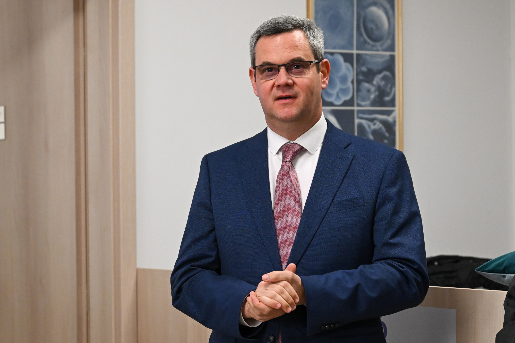 Egymilliós bírságot és megrovást kapott Takács Péter volt egészségügyi államtitkár a háziorvosokról tett kijelentései és a trágár Messenger-üzenetei miatt