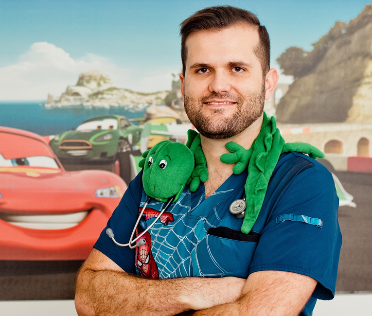 Novák Hunor a testvére, Novák Előd és Dúró Dóra politikai haszonszerzésből fakadó oltásellenességéről írt, megjegyezve: tudomása szerint a gyerekeik be vannak oltva