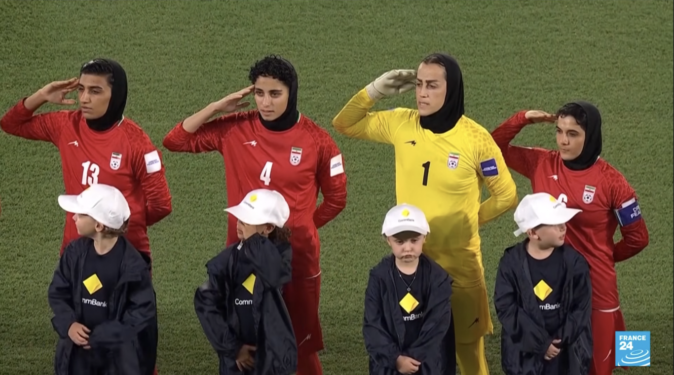 Egy gyilkos férfirezsim és a nagy nemzetközi jobbos-balos kultúrharc kereszttüzébe kerültek az iráni női fociválogatott játékosai