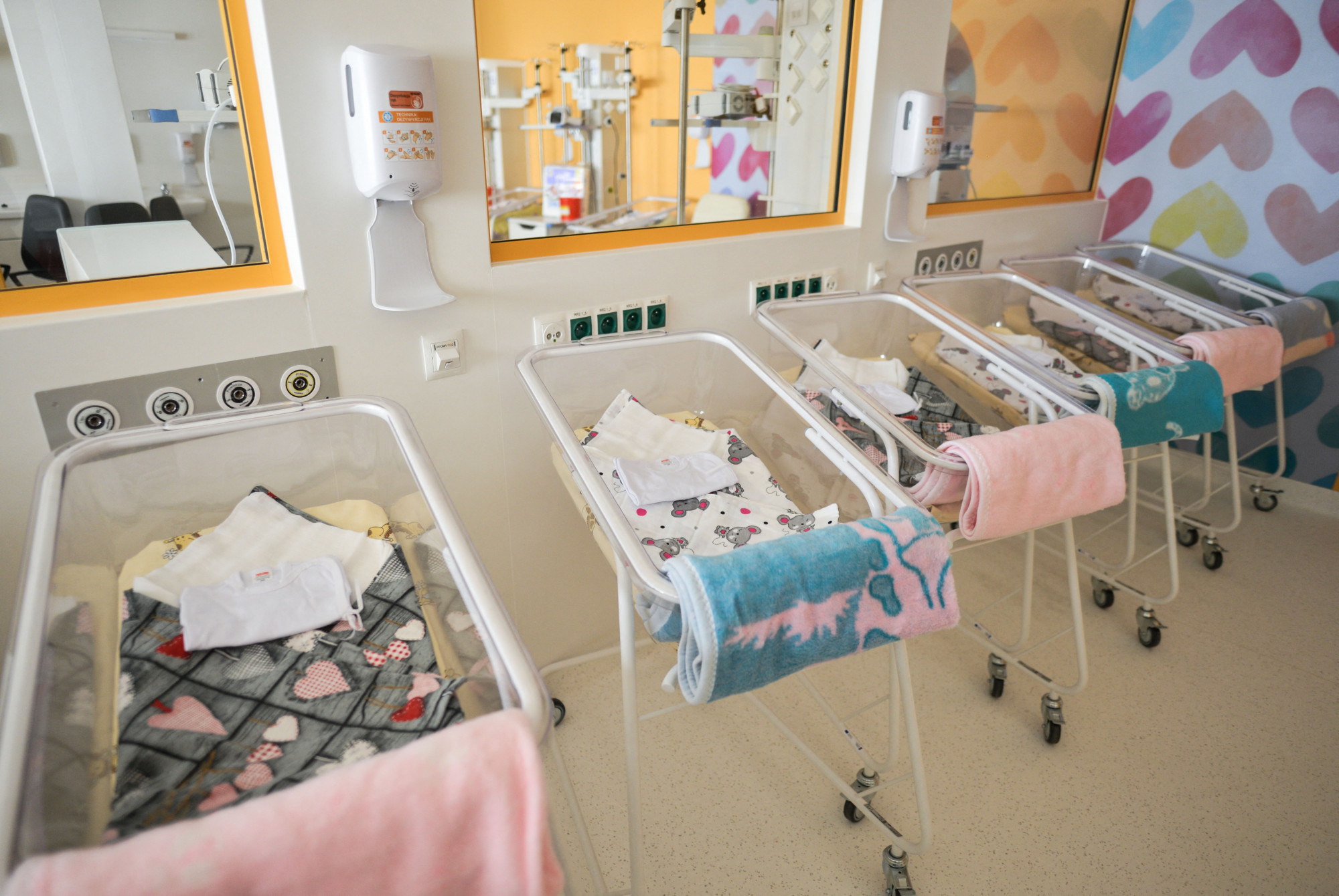 Az első fokkal szemben a másodfokú bíróság azt mondja, nem kell kiadniuk az állami szerveknek, hogy hány kórházban hagyott újszülött van