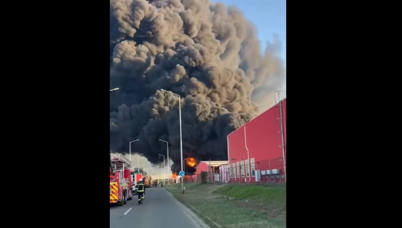 Hatalmas füsttel járó tűz ütött ki egy Arad melletti polisztirolgyárban, a magyar–román határ közelében