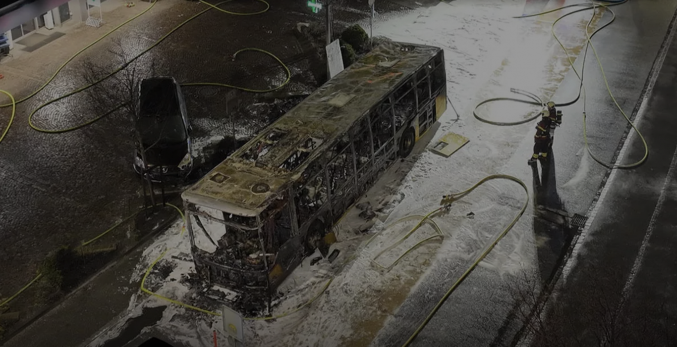 Svájci horror: felszállt a buszra egy zavartnak tűnő férfi, majd felgyújtotta magát, hatan meghaltak