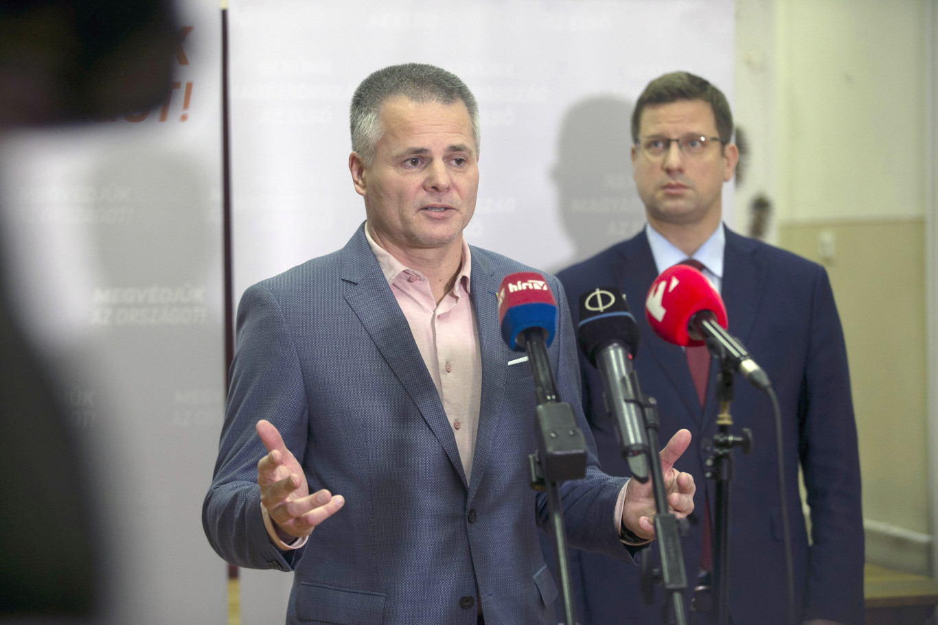 A Fidesz kecskeméti jelöltje megsértette a választási törvényt, amikor egy iskolában kampányolt Gulyás Gergellyel