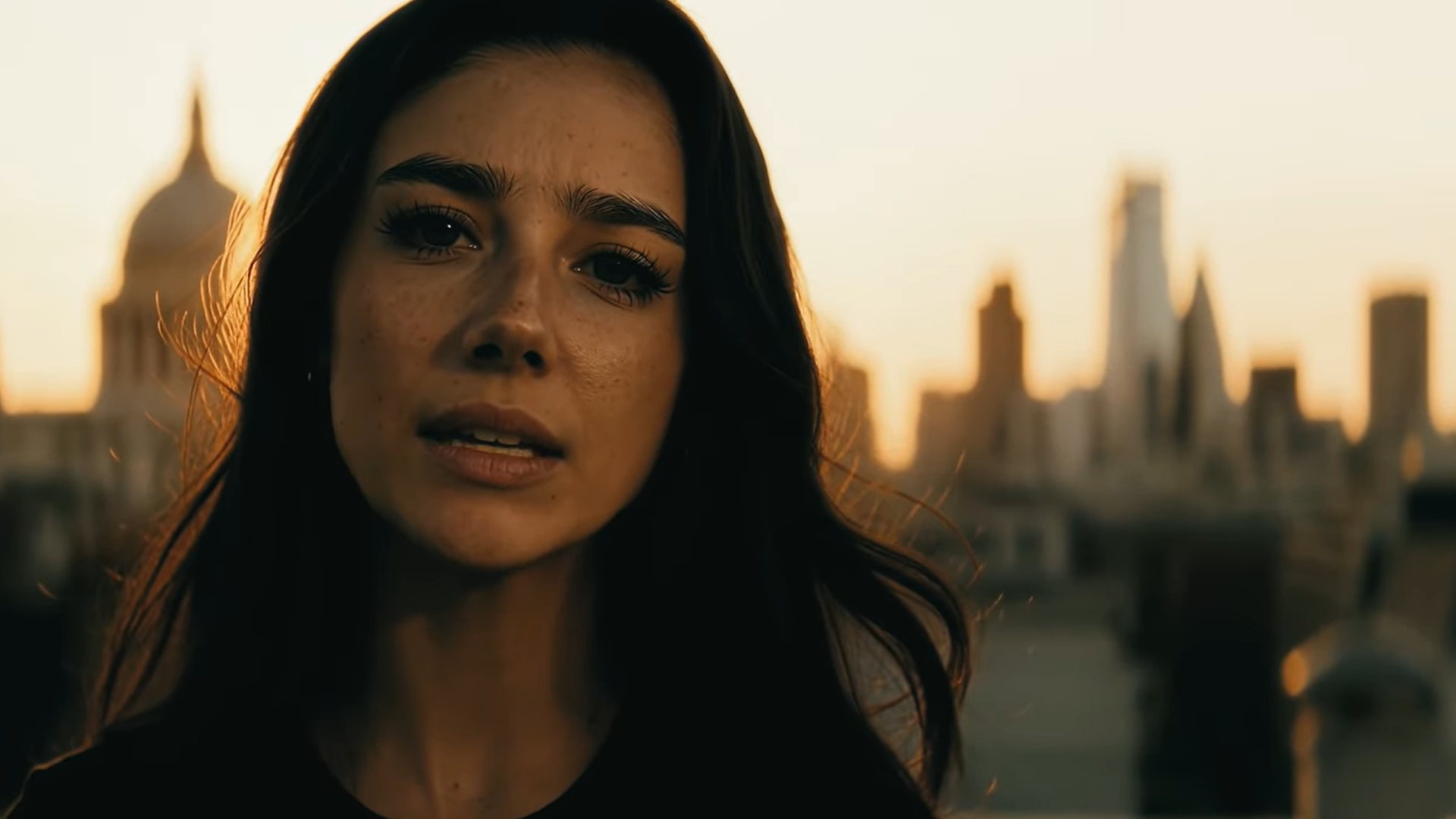 AI-dalt énekel az AI-színésznő, de bár ne tenné