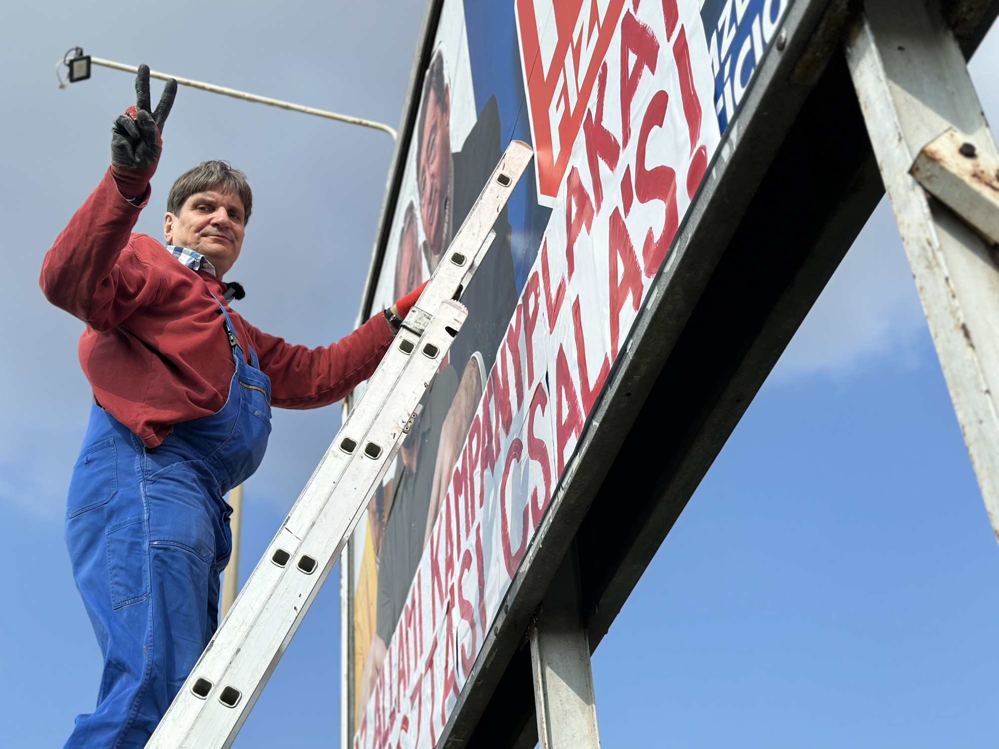 Választási csalásnak tartja az állami kampányplakátokat, ezért kijavítja őket