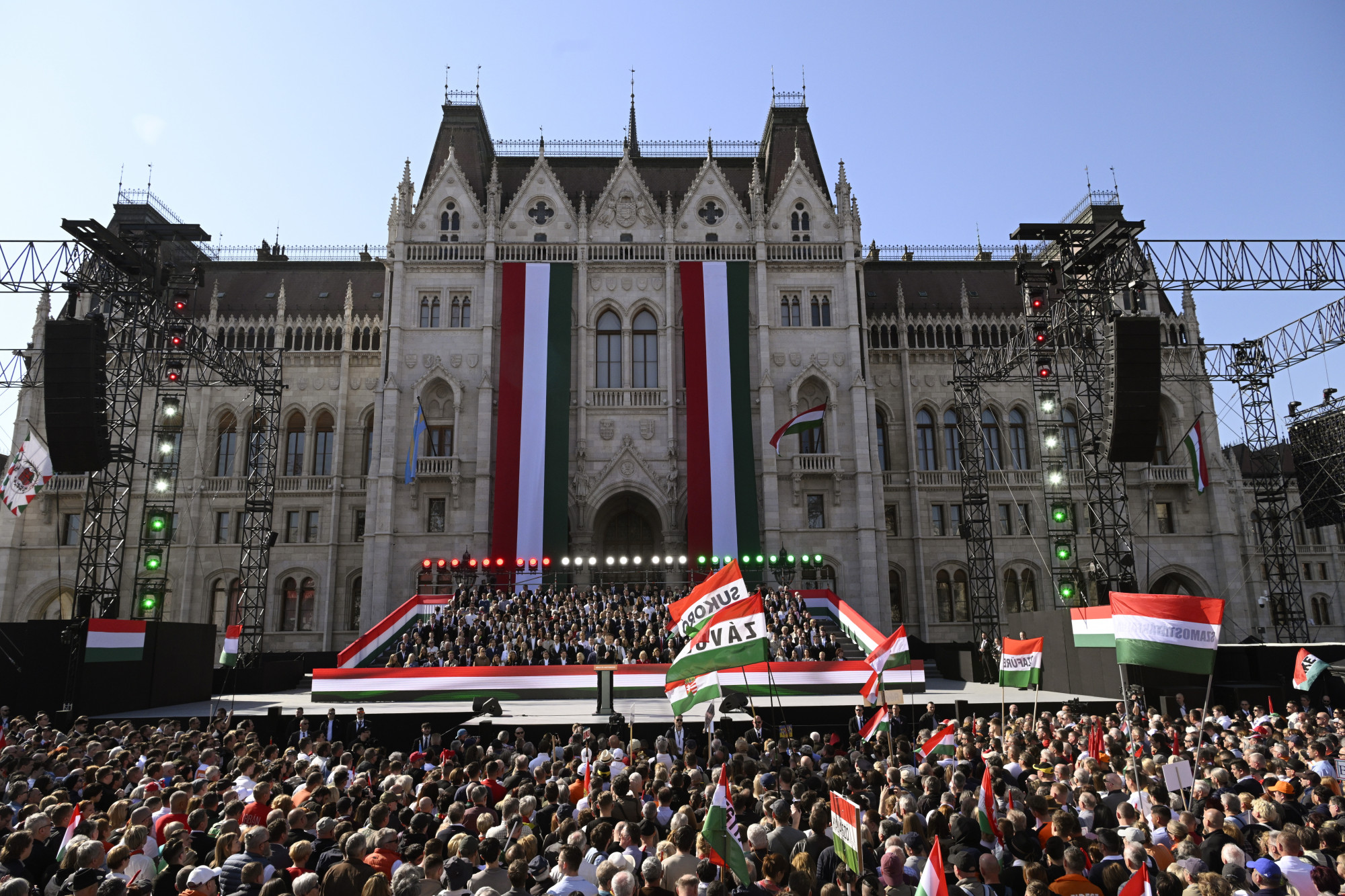 Bottal ütötték és földre teperték a Békemeneten mocskosfideszező volt rendőrt – majd őt hallgatták ki gyanúsítottként