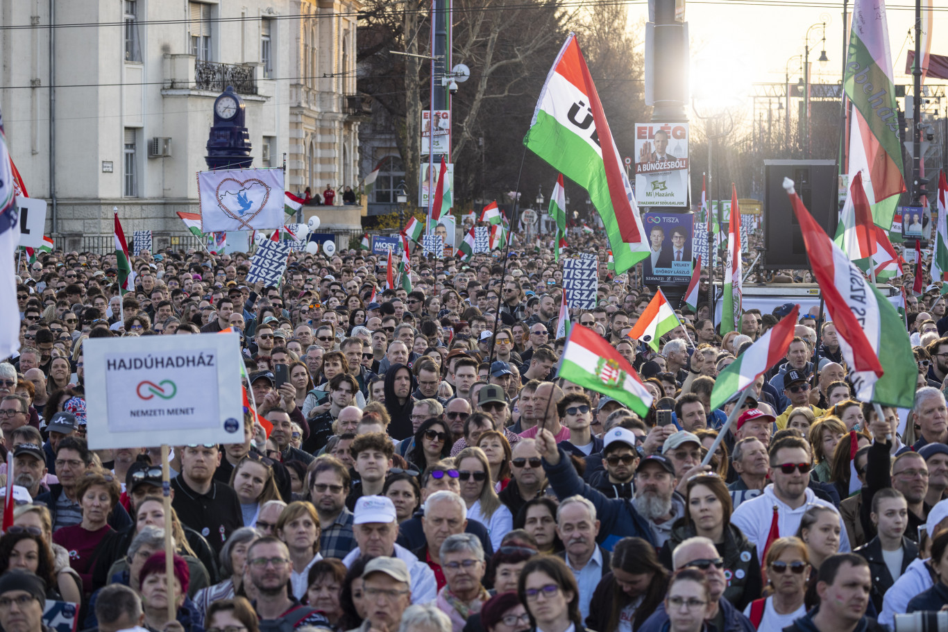 Eddig fideszes választókörzetekben is vezet a tiszás jelölt a 21 Kutatóközpont mérései szerint