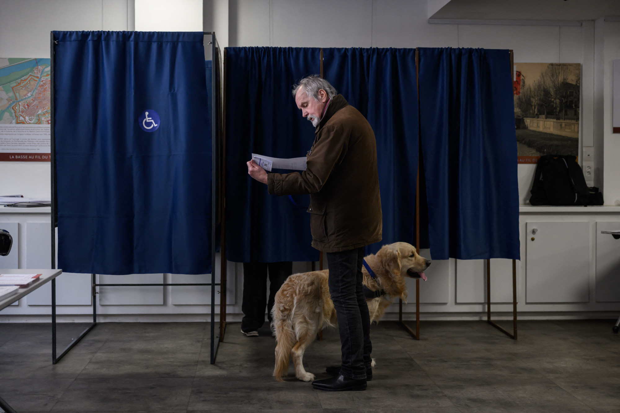 A szélsőjobb és Macron reménybeli utódja is elégedett lehet a francia önkormányzati választások első fordulójával