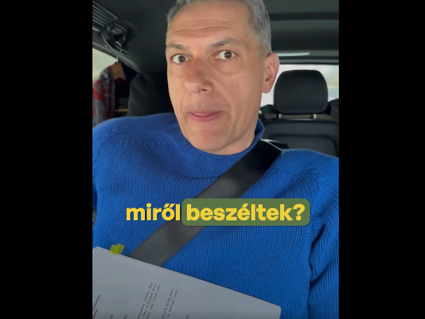 Lázár János véletlenül a kamerába tartotta a Lázárinfó forgatókönyvét, rajta minisztériumi dolgozók neveivel és rengeteg mobiltelefonszámmal