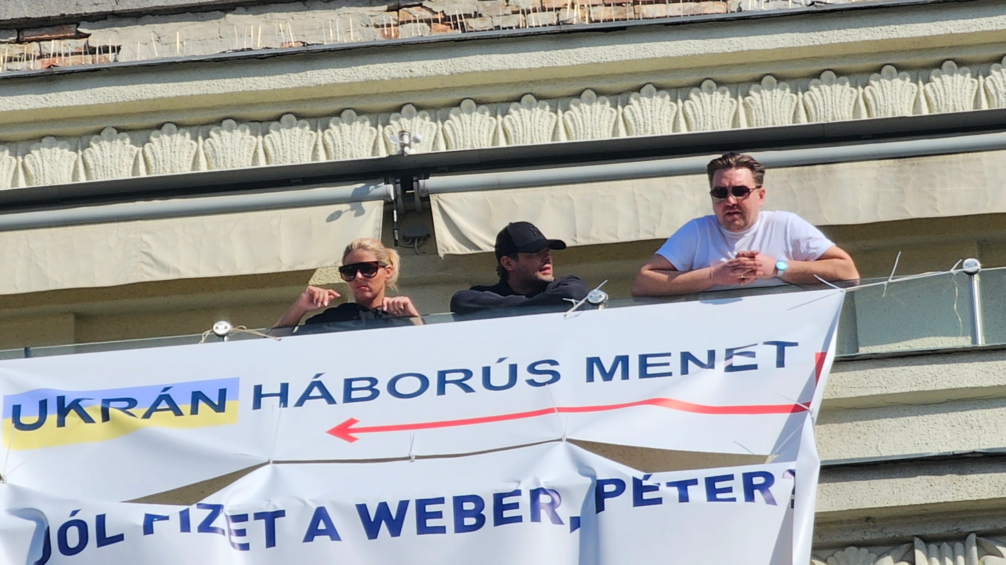 A Digitális Demokráciafejlesztési Ügynökség három munkatársa koordinálta az ukrán zászlót kiterítő akciót