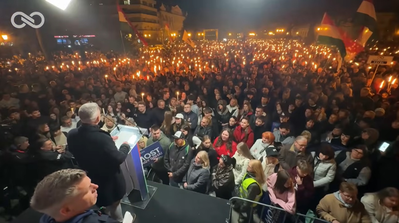 Magyar a színpadról jelentette be, hogy elfogadja az RTL meghívását a miniszterelnök-jelölti vitára, várja Orbánt is