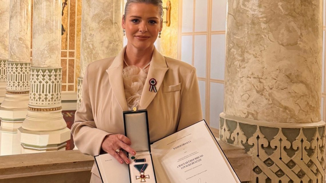 A Magyar Érdemrend lovagkeresztje kitüntetést kapott Rákay Philip asztrológus felesége, a „varázserejű logikával megáldott magyar nyelv Ősforrásig hatoló” művelője