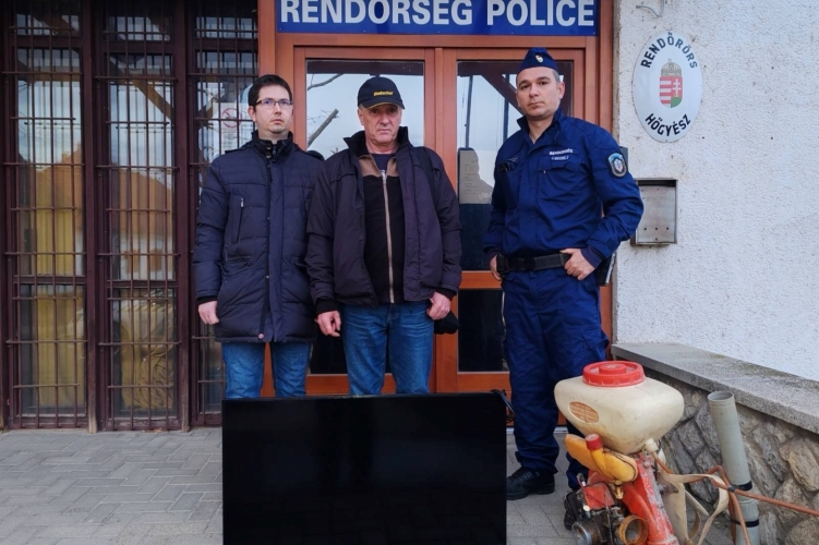 Egy lovagias hőgyészi férfi tévét talicskázott haza a feleségének nőnapra