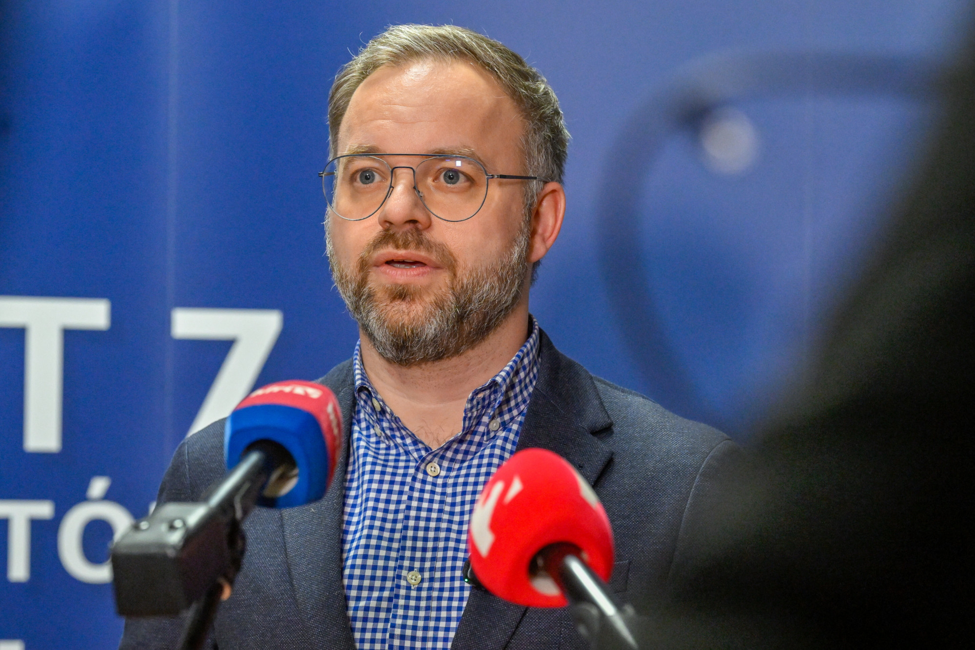 Orbán Balázs nem érzi úgy, hogy háttérbe szorult volna, majd az április 12-i eredmény minősíti a munkáját