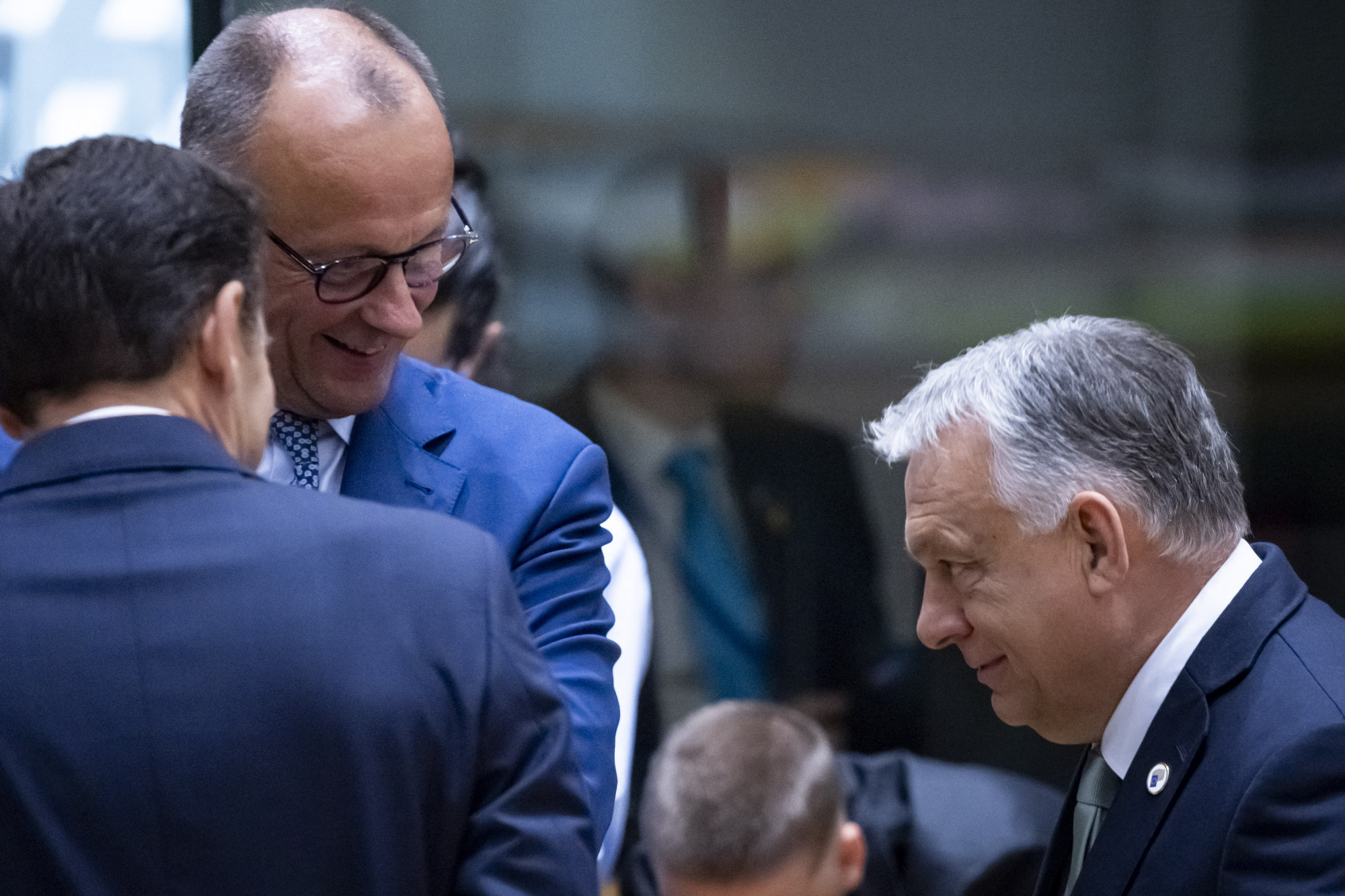 Orbán a náci megszállást kezdte emlegetni, amikor a német kancellár az ukrán hitel blokkolása miatt bírálta