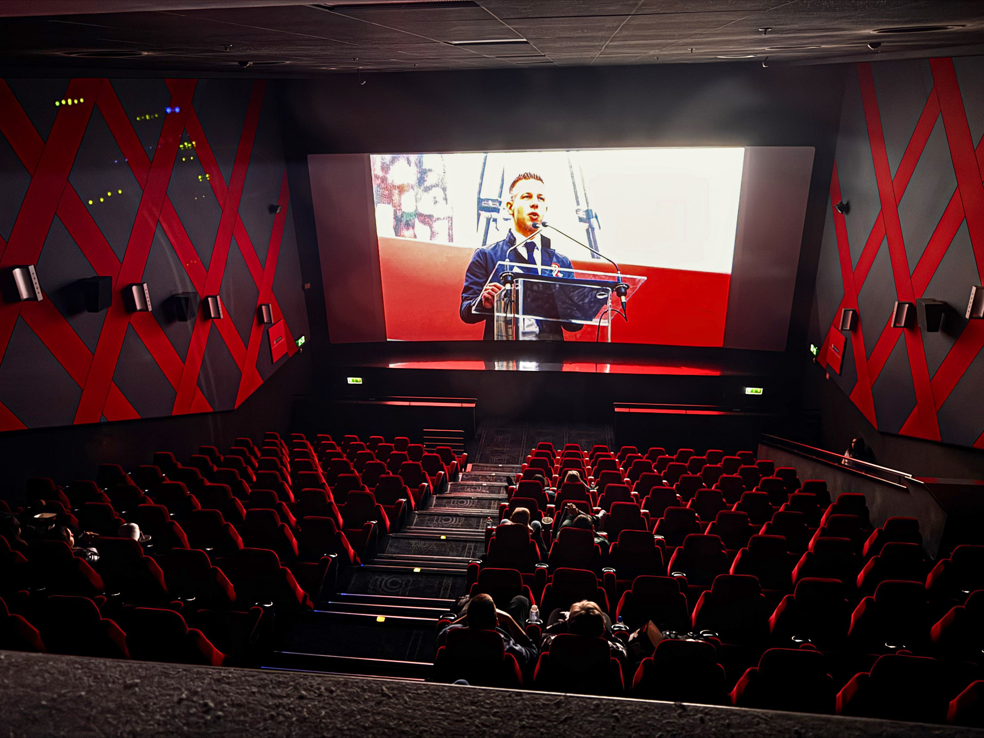 Kaptunk egy tippet, ki vásárolhatott fel 145 jegyet, hogy szinte üres teremben menjen a Magyar Péter-film, odamentünk, megnéztük