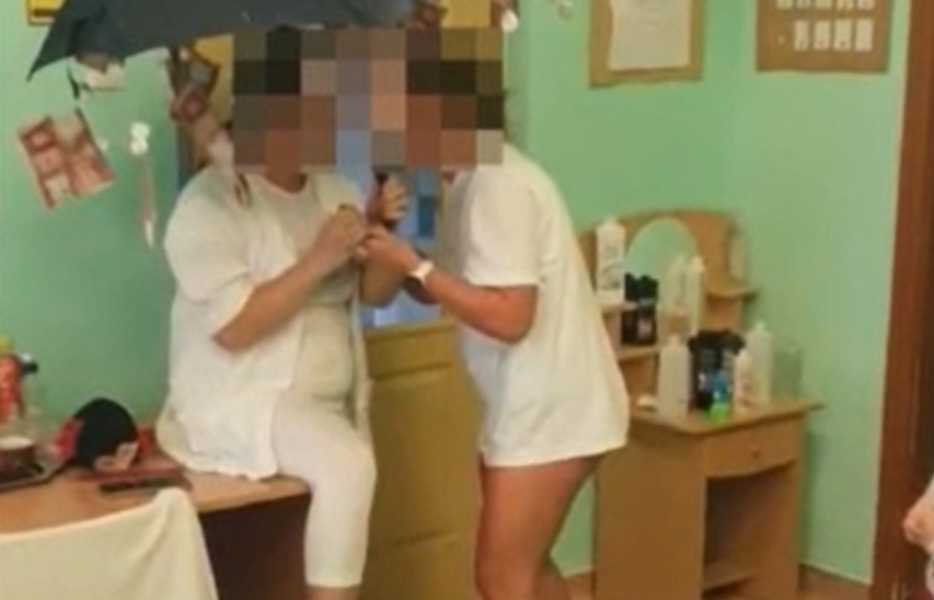 Rendszeresen bugyiban és pólóban dolgozott a bölcsődevezető Tótkomlóson