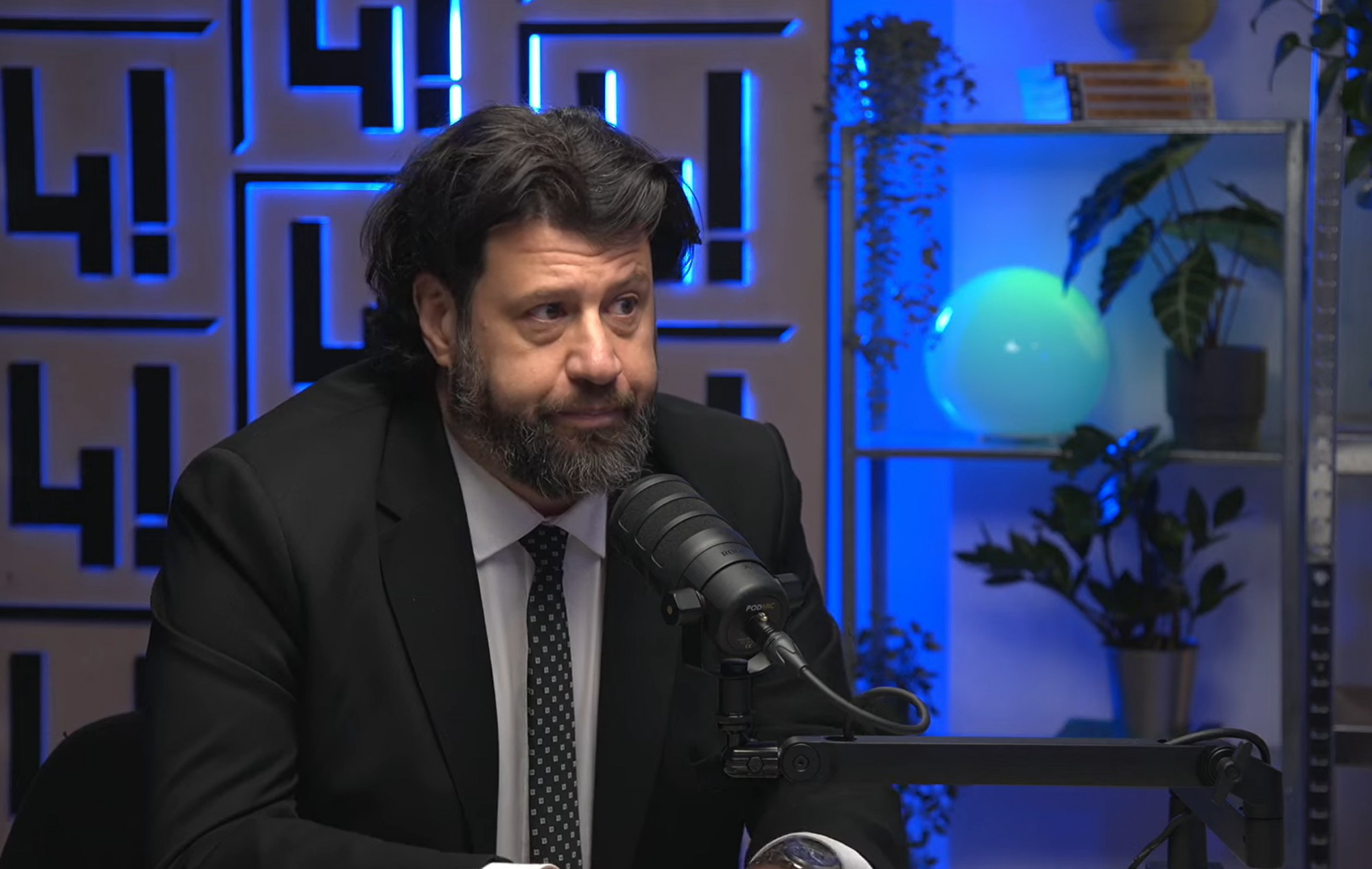 Puzsér Róbert: A Hősök terén minden fellépő előad egy rendszerkritikus dalt, a választási hajlandóság meghajtása a cél