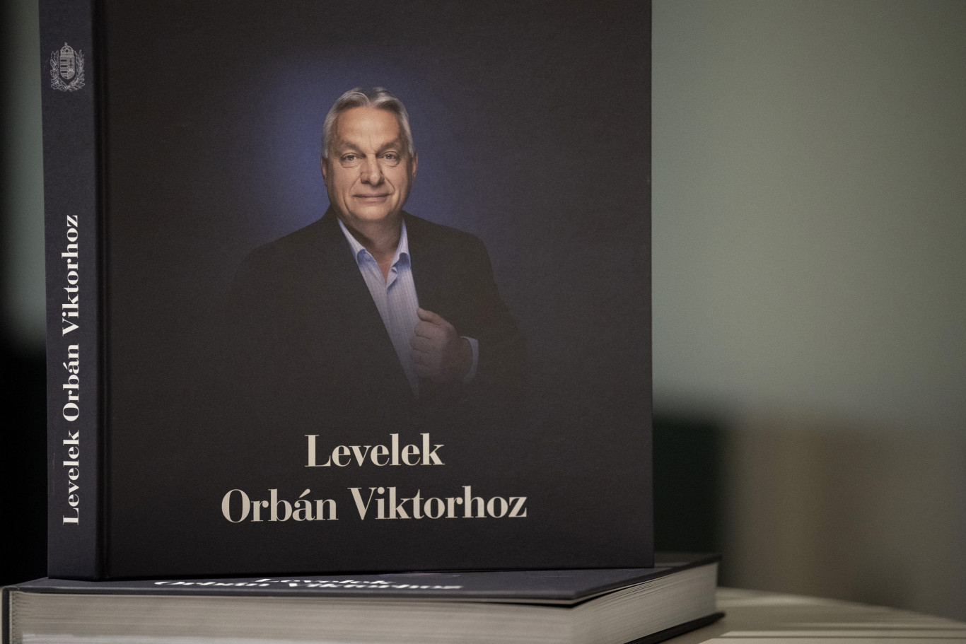 Levelek Orbán Viktorhoz: százan zengik „a nemzetközileg elismert államférfi” dicséretét egy új könyvben