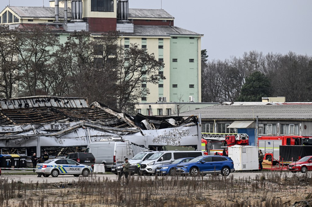 Három embert letartóztattak a csehországi fegyvergyár felgyújtása miatt, terrorcselekménnyel gyanúsítják őket