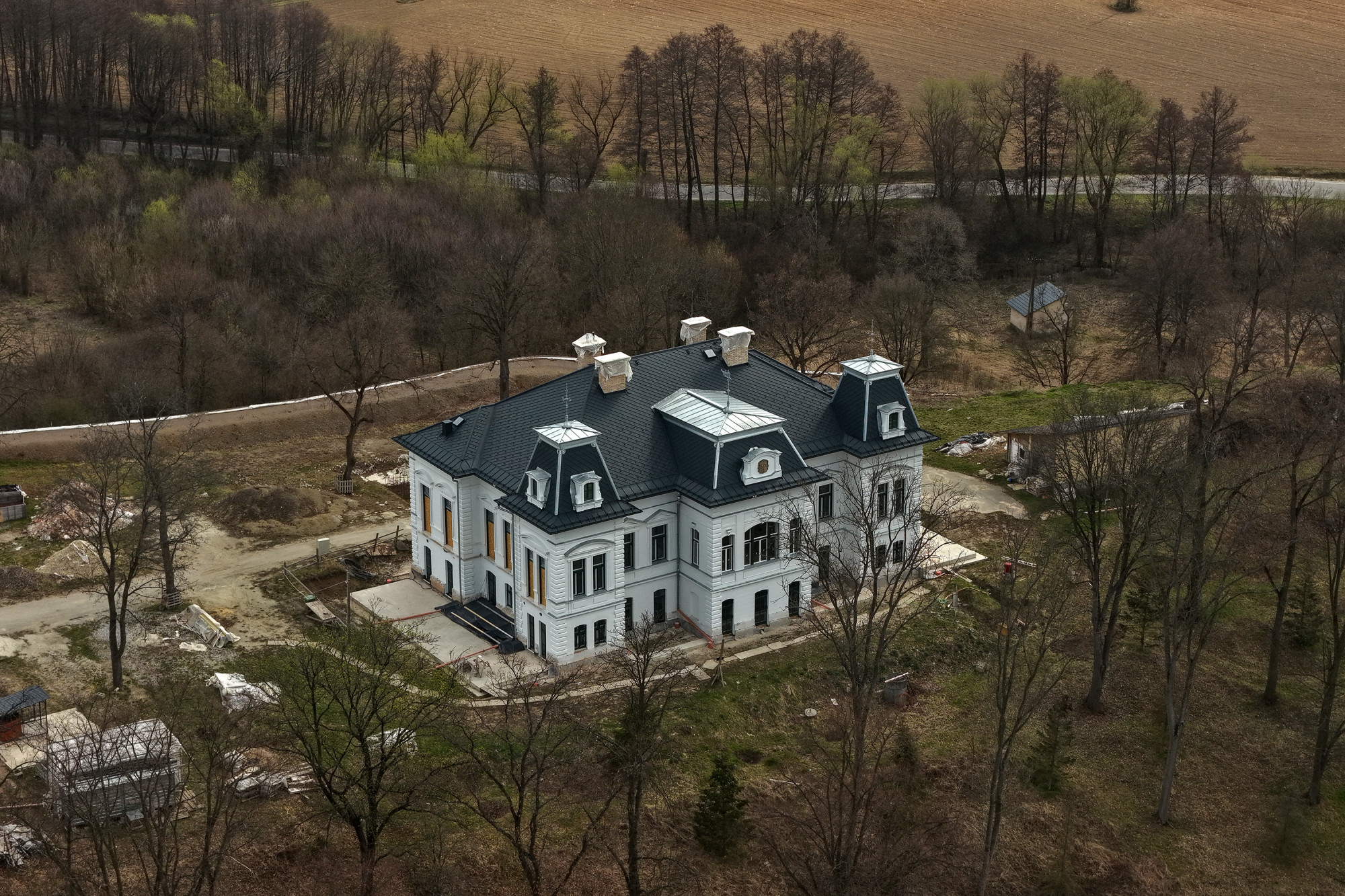 Szép lett a kastély Rogán feleségének falujában, miután Rogán ismerősei megvették és felújították