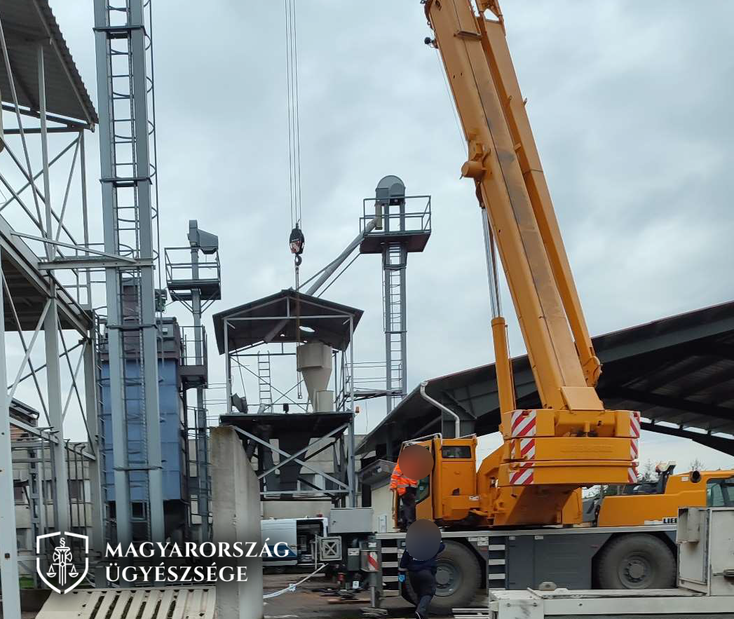 Gyilkos Mekk Elek: nem emelni, hanem húzni próbált a darujával, egy ember szörnyethalt