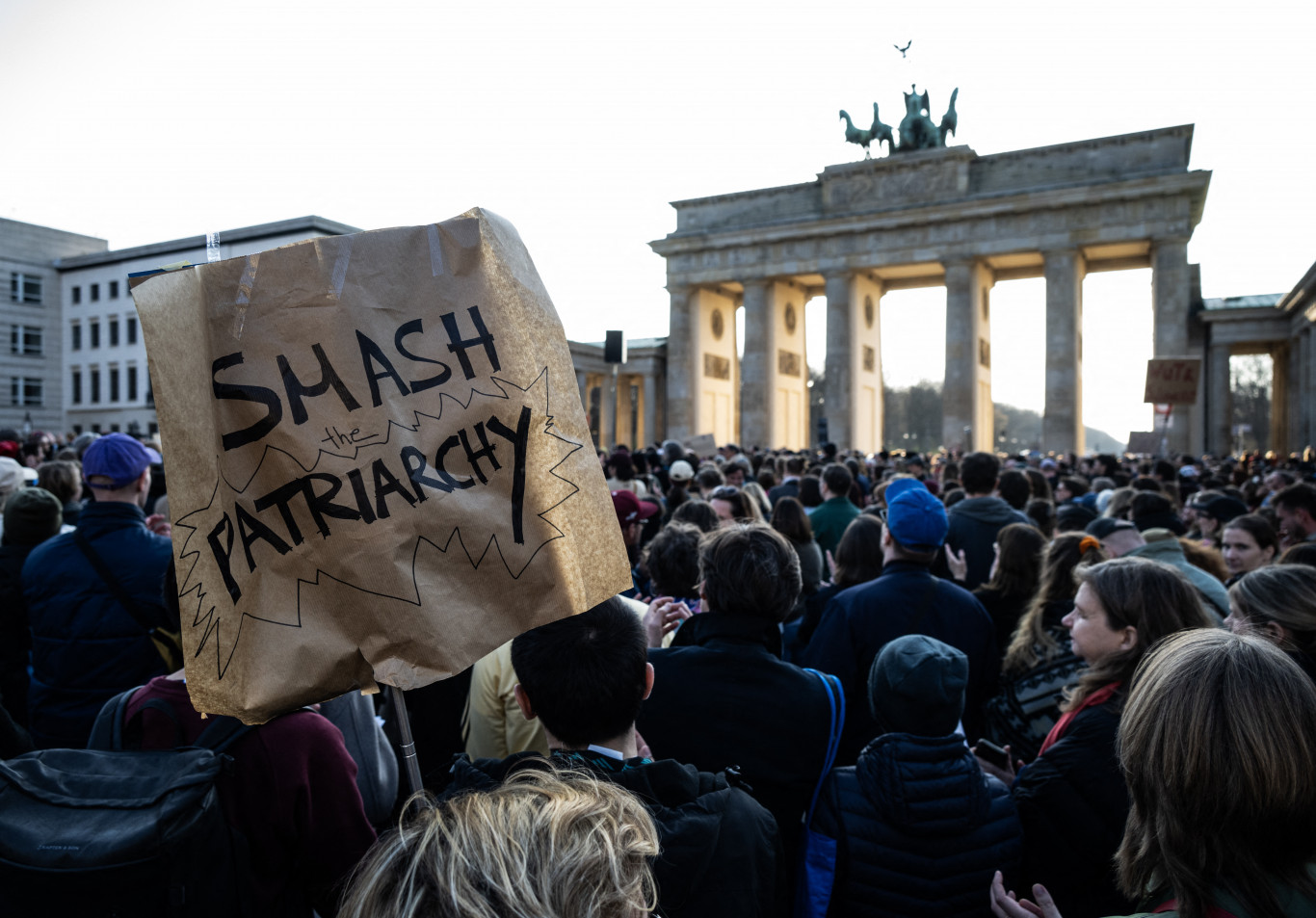 Friss hírek: Az ügy miatt vasárnap több mint tízezren tüntettek Berlinben, hogy a nők elleni erőszak megszüntetését követeljék és támogassák az ügyben érintett színésznőt.