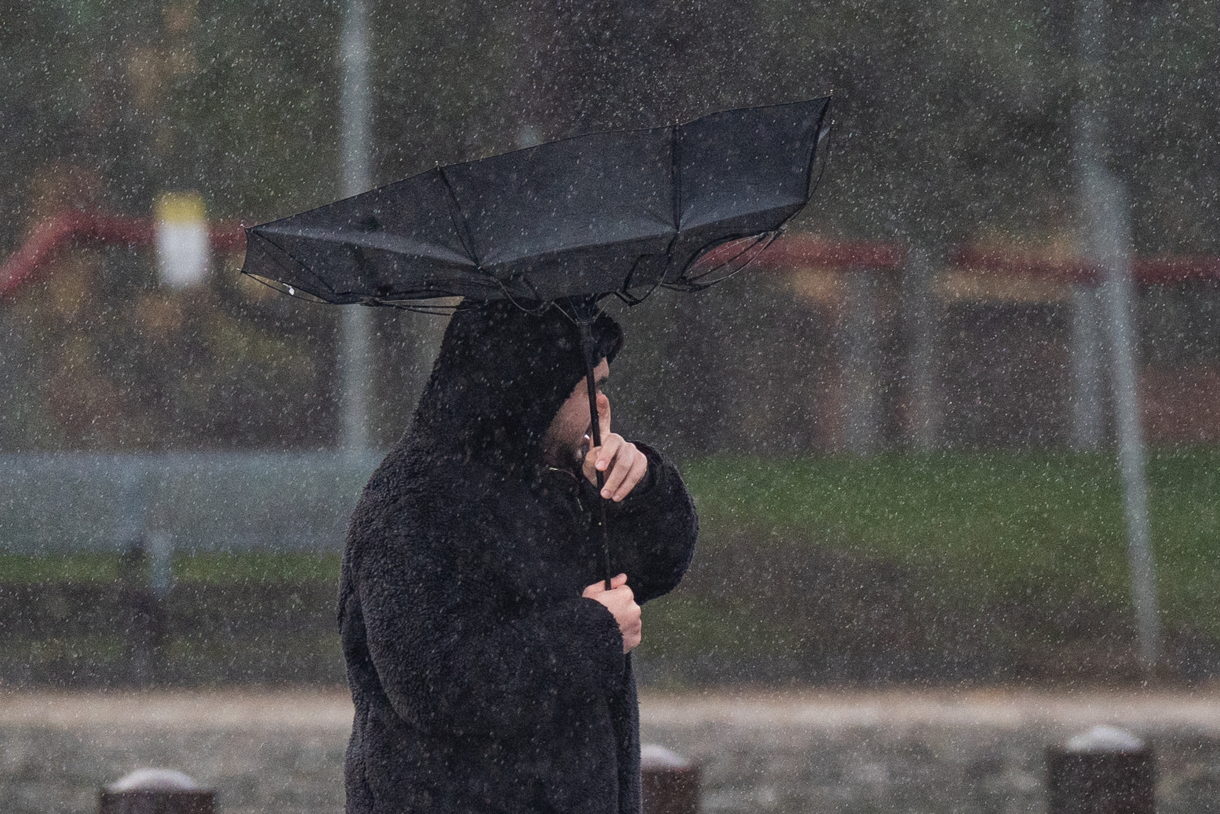 Viharos szél és nagy mennyiségű eső miatt adtak ki több járásra másodfokú figyelmeztetést péntekre