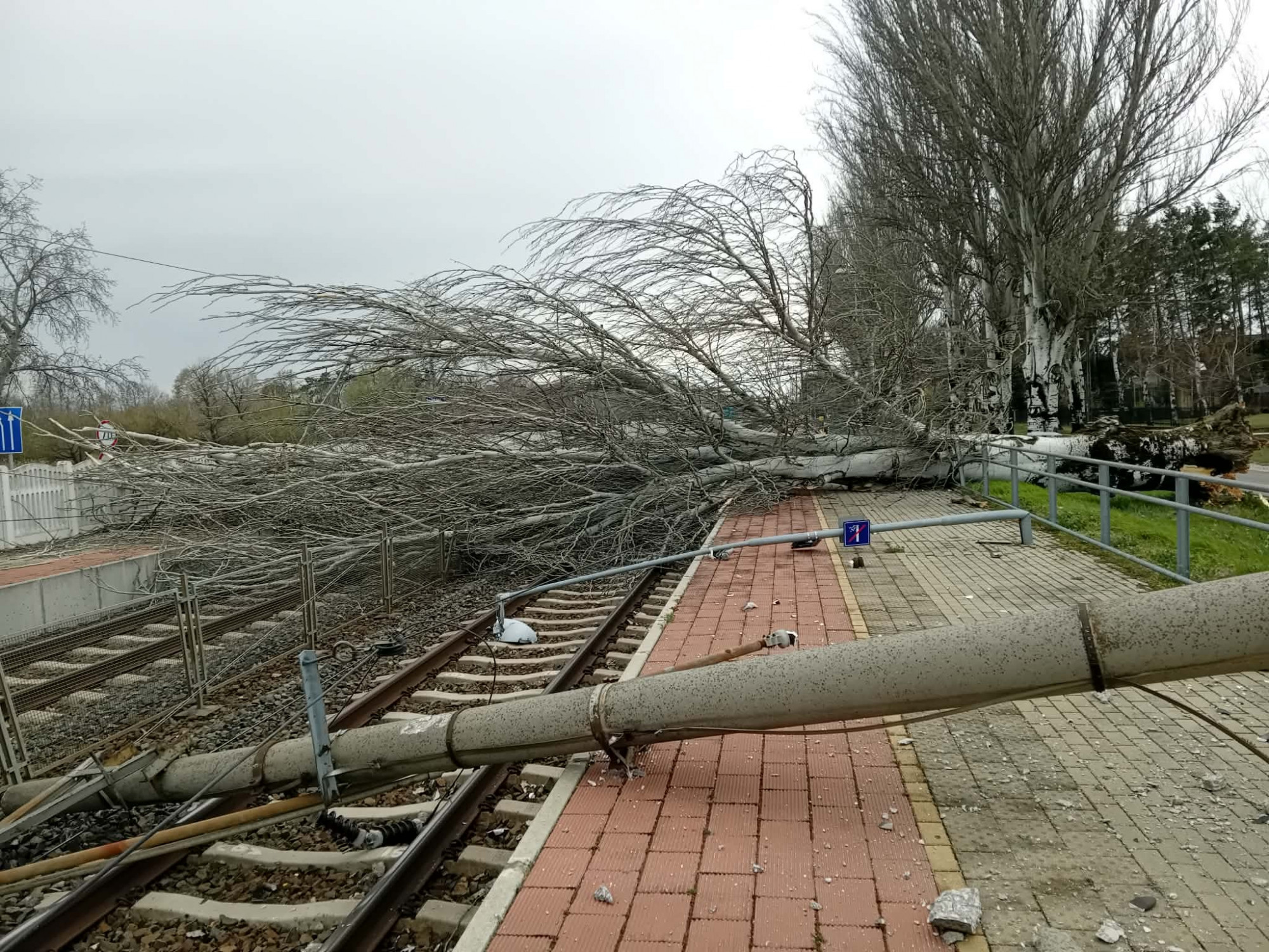 Tartóoszlop dőlt a viharban a sínekre, leállt a balatoni vasúti közlekedés