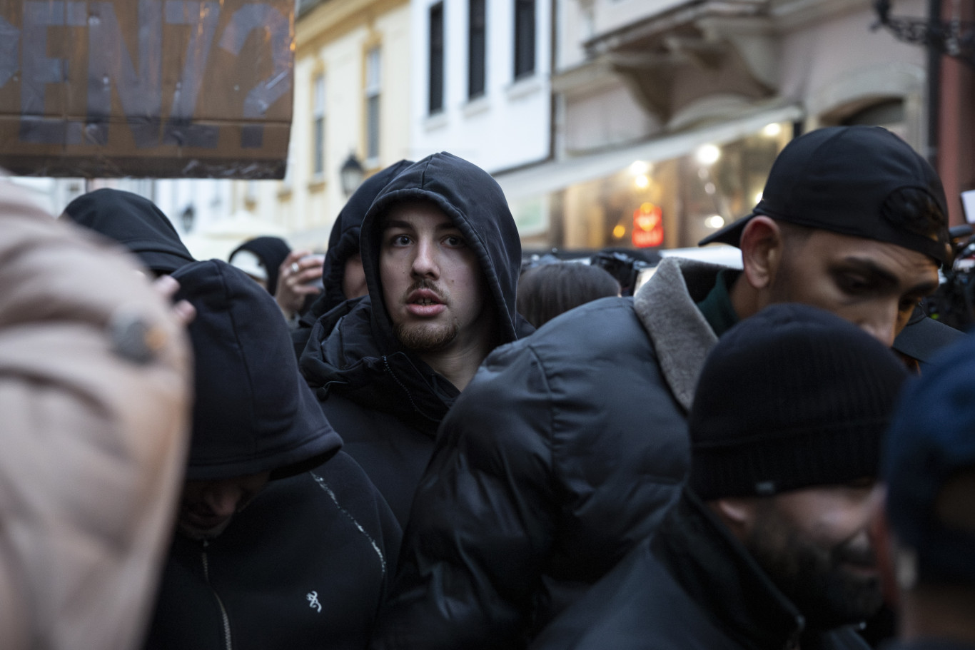 A fekete ruhás Adolfék már Orbán nagykanizsai fórumán is intézkedtek