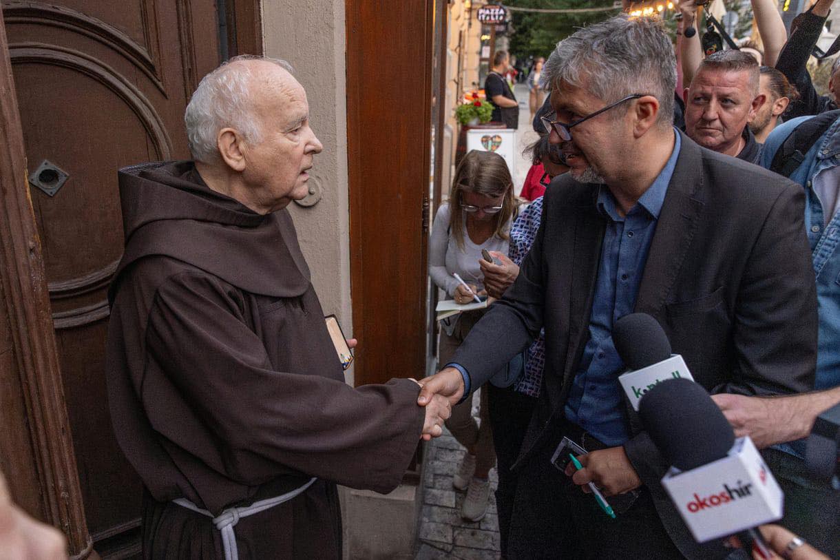 Felmentette a bíróság a Ferenciek terén a pappal vitatkozó hadházysta tüntetőket