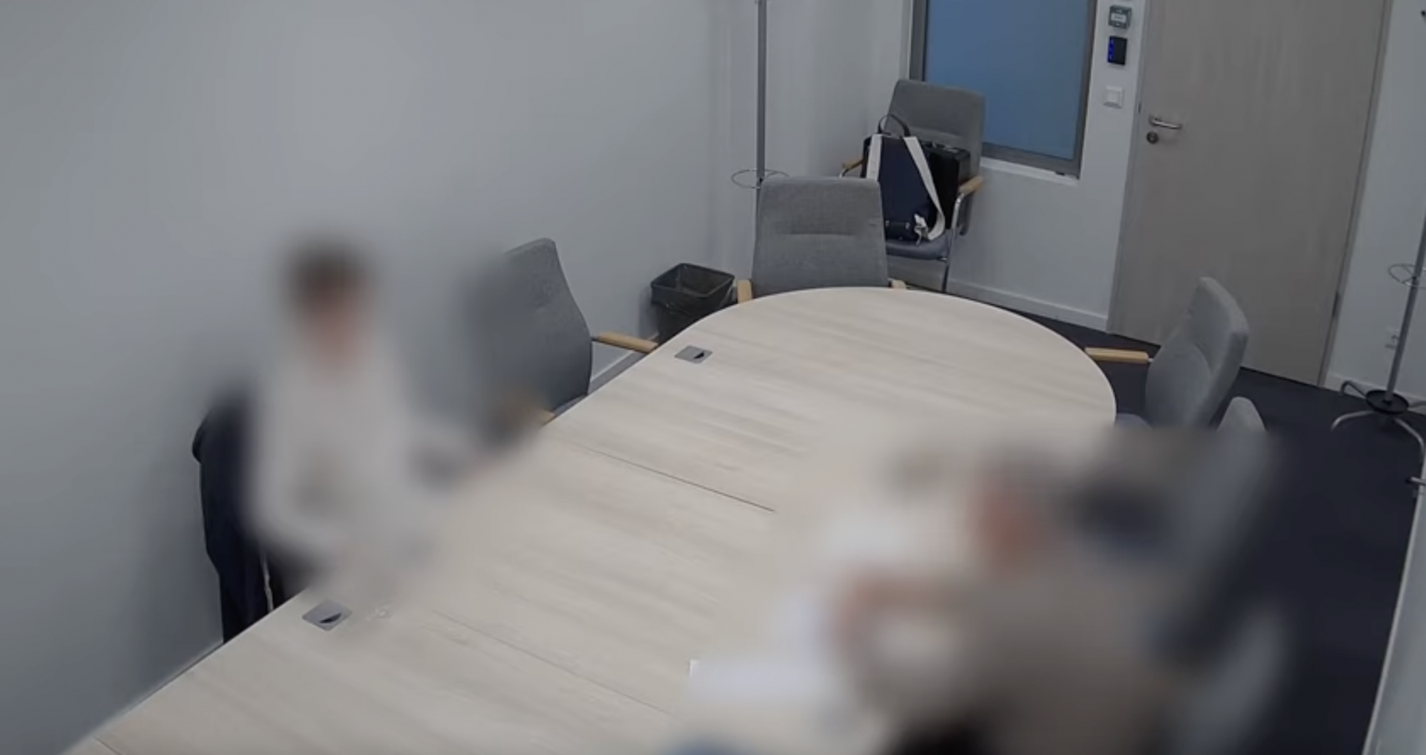 A kormány videórészleteket rakott ki arról, hogyan hallgatták meg a volt tiszás informatikust az Alkotmányvédelmi Hivatalban