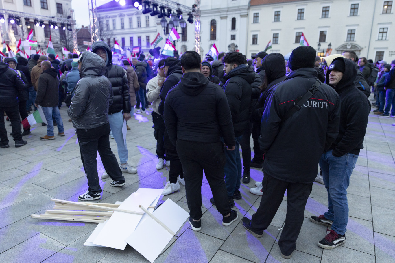 Pintér Bence győri polgármester feljelentést tesz a fekete kabátos alakok miatt