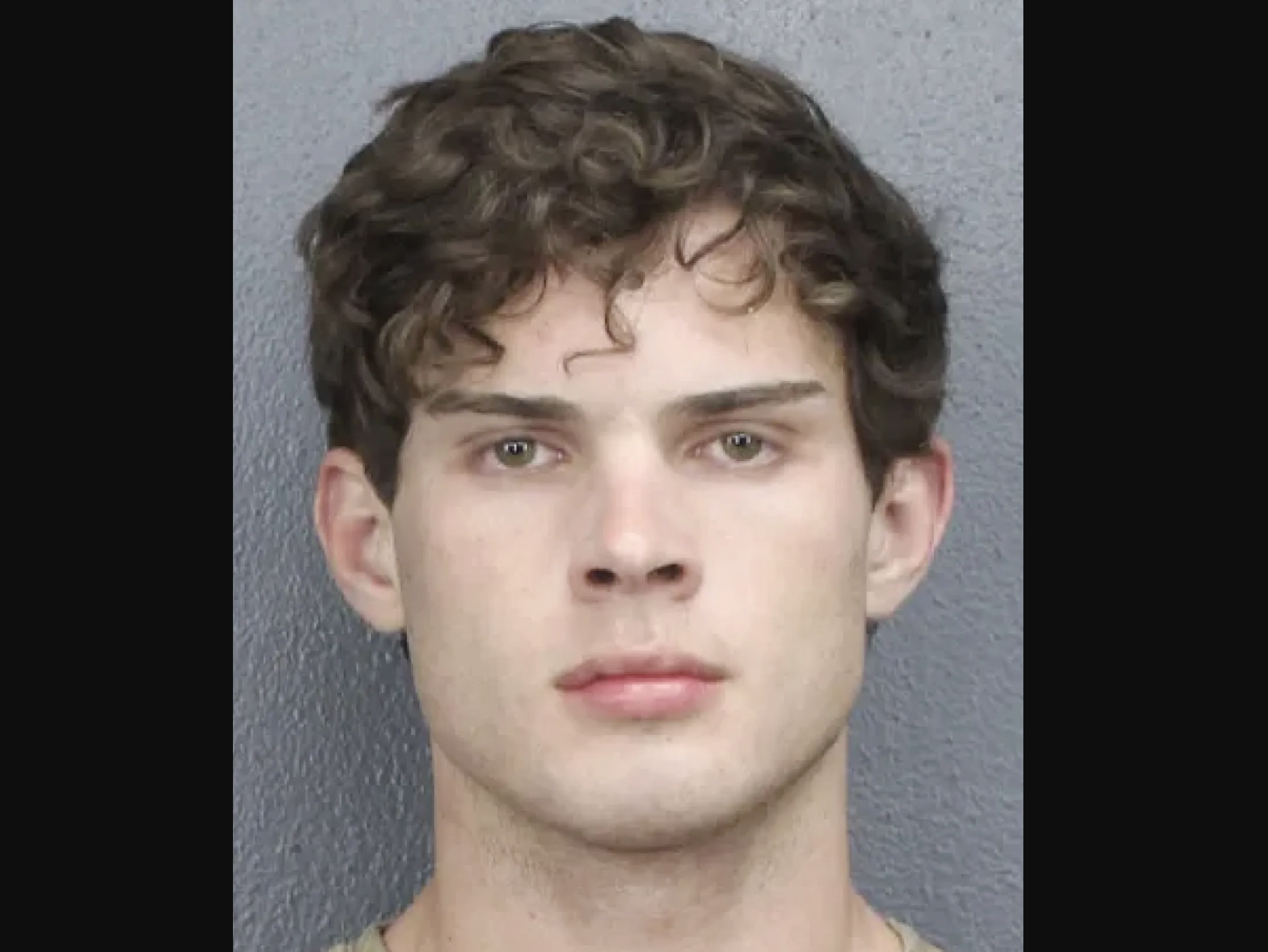 Testi sértés vádjával letartóztatták a looksmaxxing influenszer Claviculart