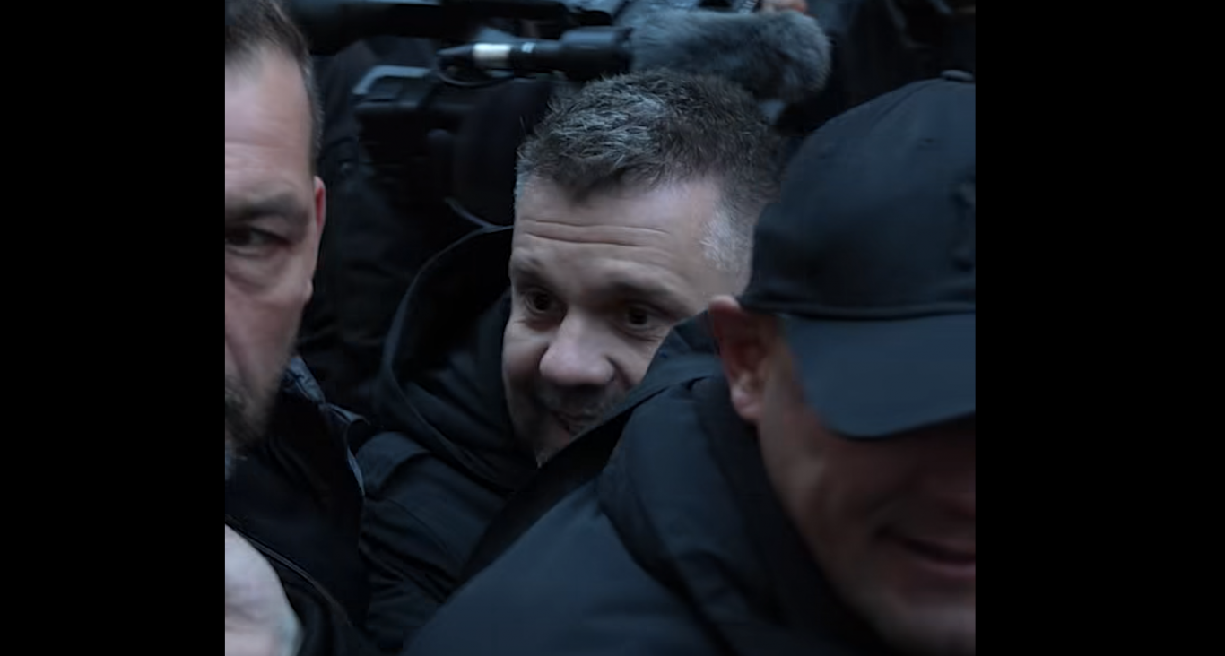 Csorna fideszes alpolgármestere ott volt az Orbán-beszéd alatti győri lökdösődés közepén, de állítása szerint őt sem engedték át