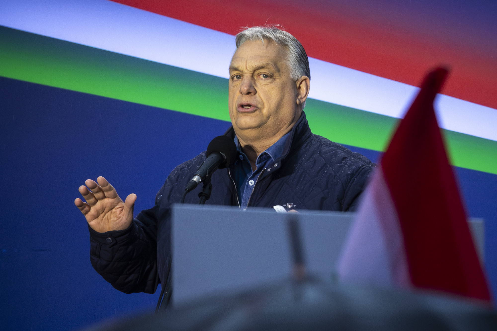 Orbán Szolnokon: Adolf cirkált, az eső esett, a résztvevők pedig alig várták, hogy hazamehessenek