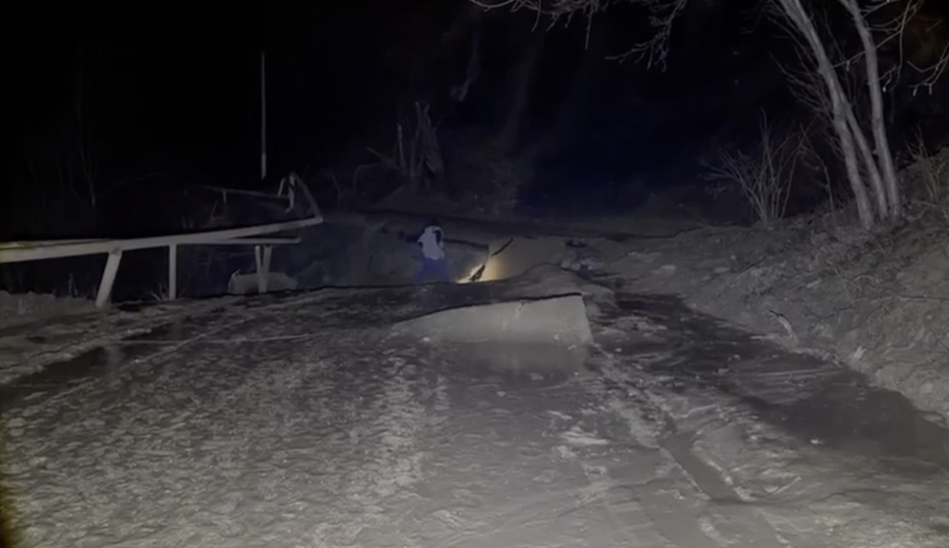 Hidak dőltek össze, házakat öntött el a víz a hatalmas áradások miatt Oroszországban