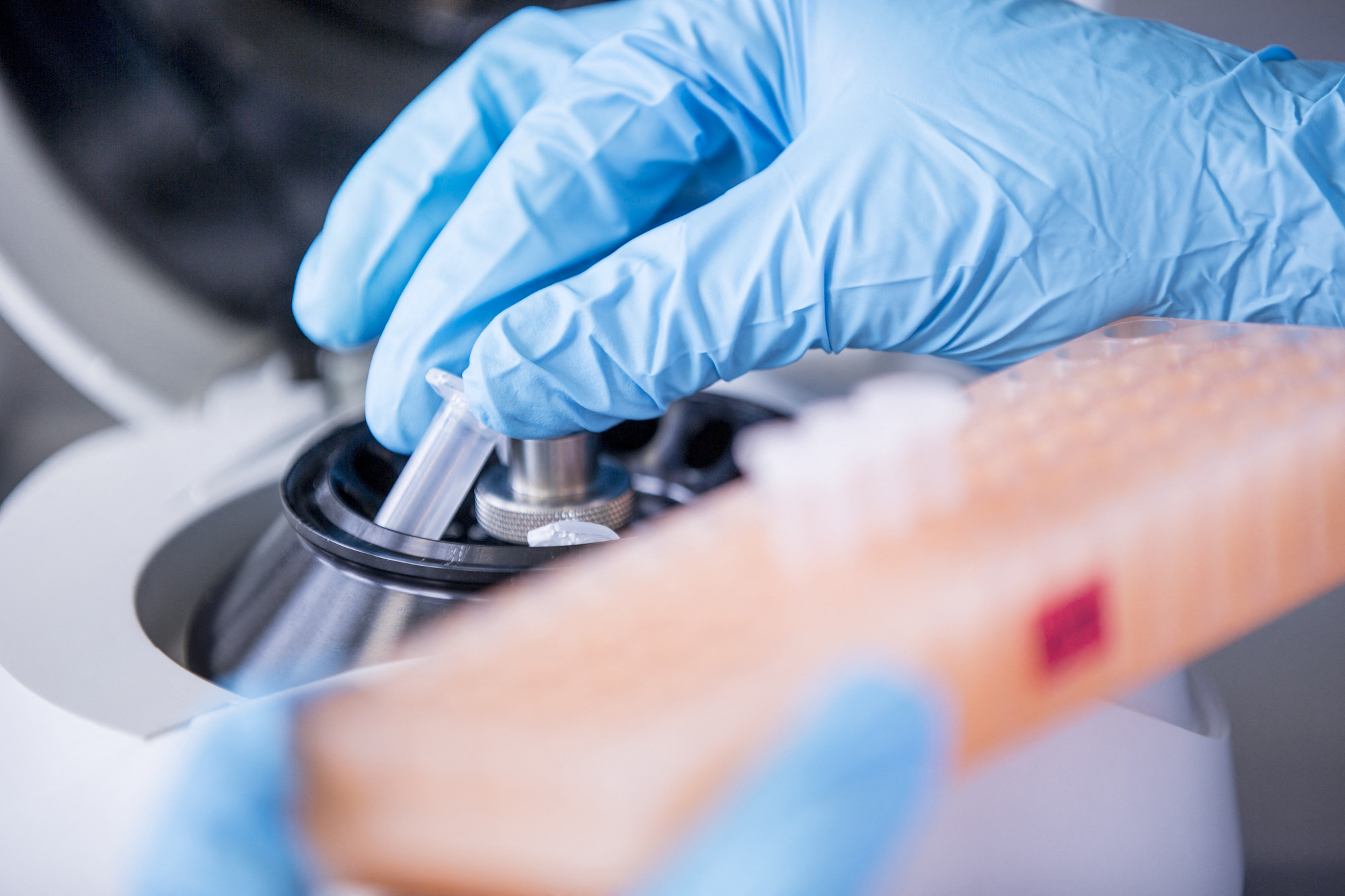 Több mikroműanyagot találnak azok a kutatók, akik gumikesztyűt hordanak