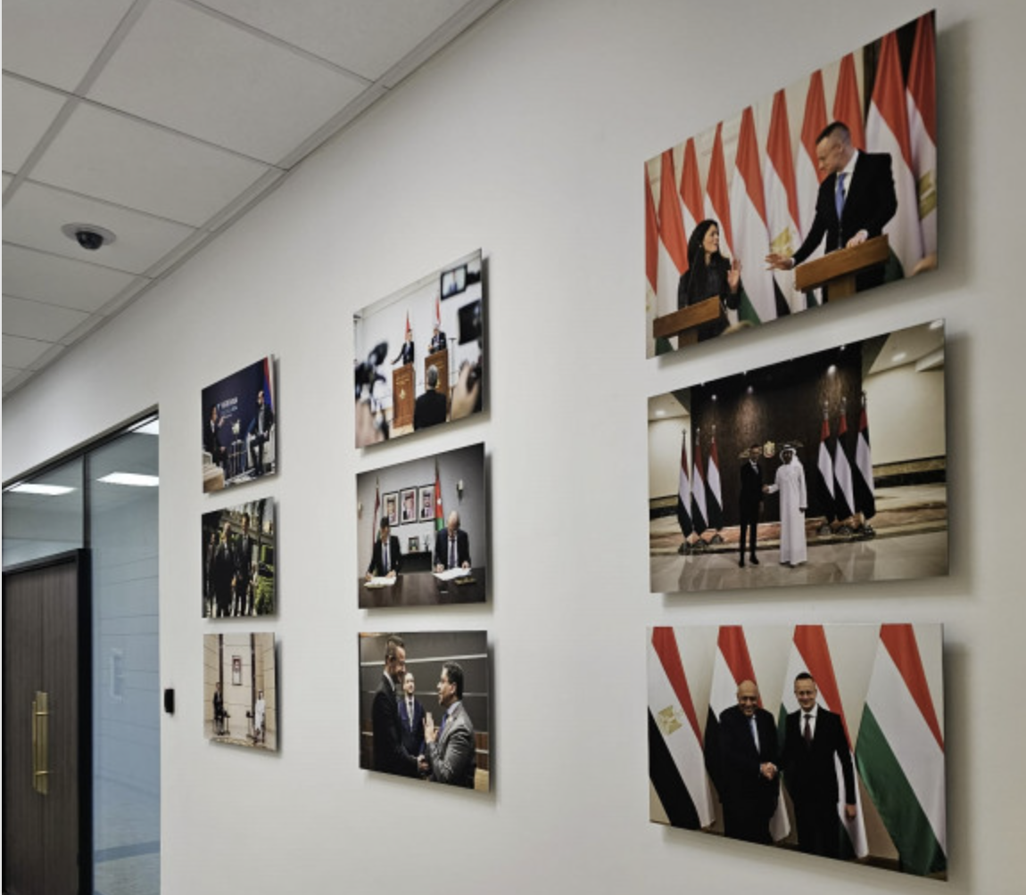 Megvolt, hogy néz ki a külügyminisztérium első emeleti folyosója?