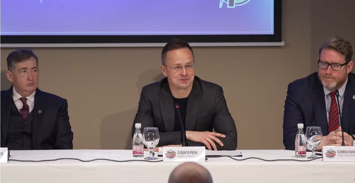 Szijjártó nemcsak Lavrovval szervilis: Felcsúton nyilvánosan és hosszan alázta a saját klubját azzal, ami a legjobban fáj minden Kispest-szurkolónak