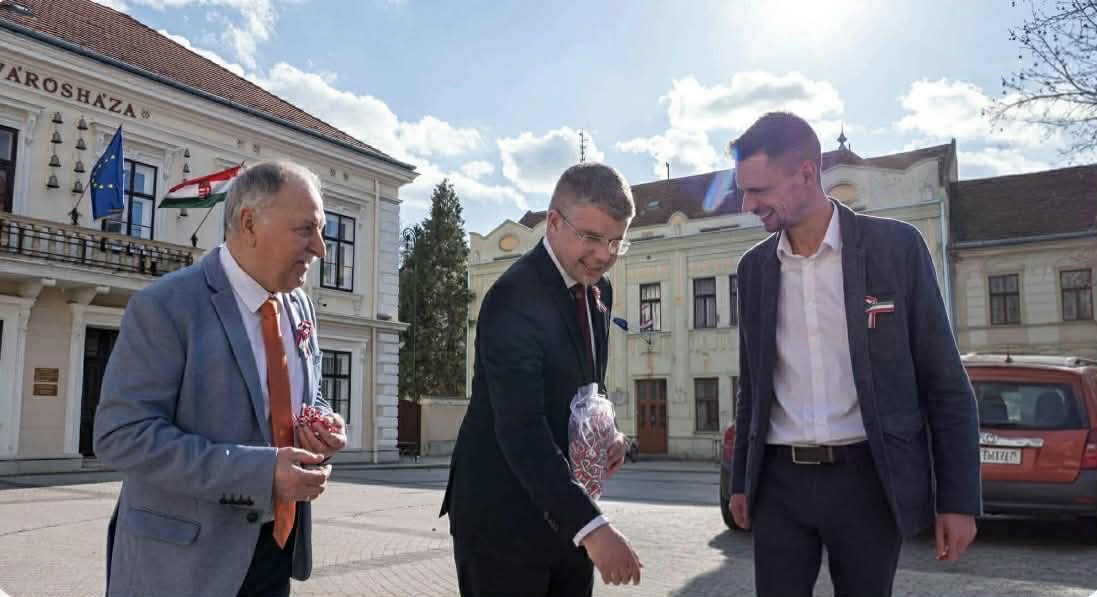 A 2010-es évek óta úgy kaphat fizetést a Sárvári Gyógyfürdőtől a polgármester ismerőse, hogy nem jár be dolgozni és nem ismerik őt ott