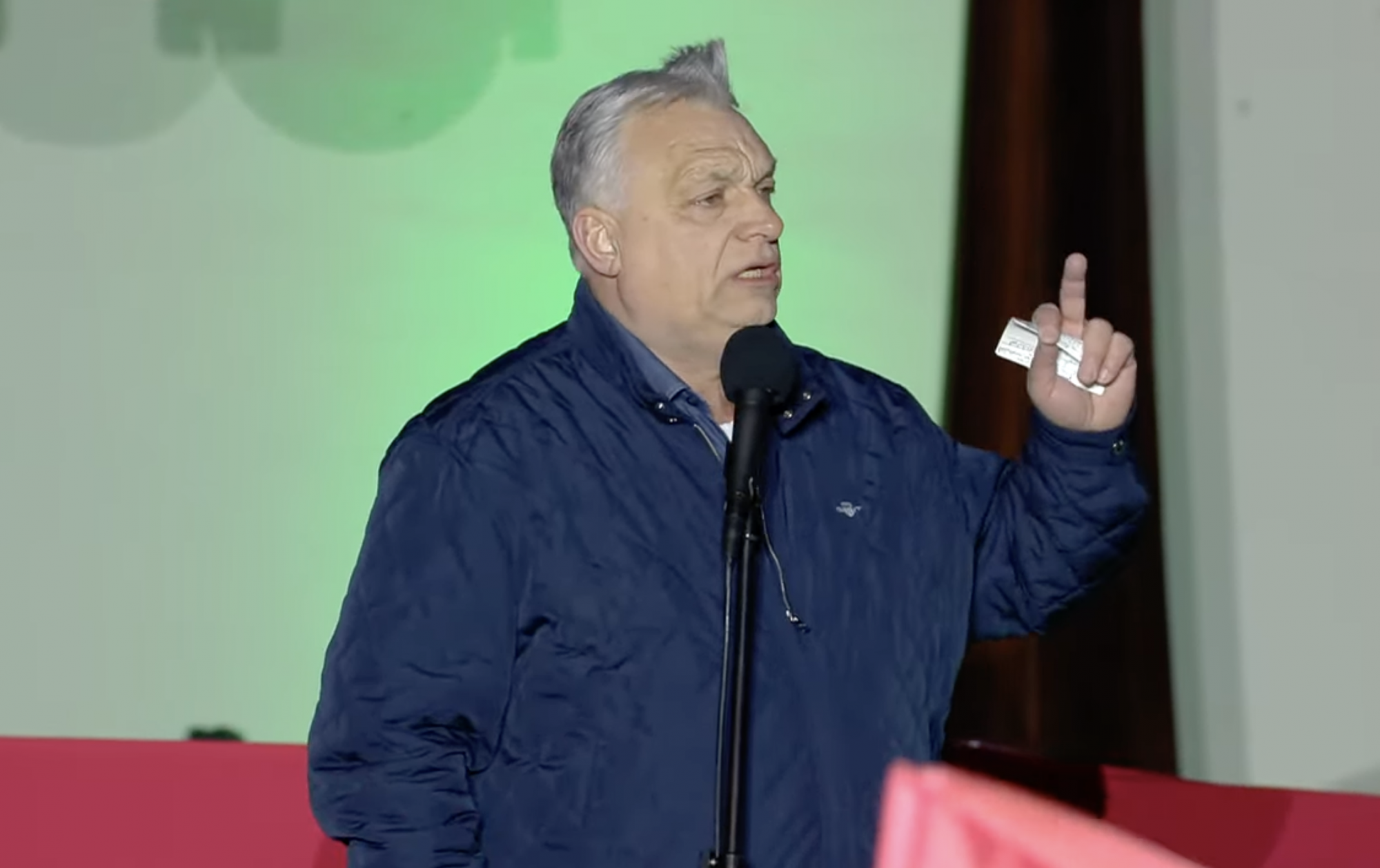 Orbán fellépett Szombathelyen a színpadra, és legalább öt percig csak a hangos ellentüntetőkkel foglalkozott