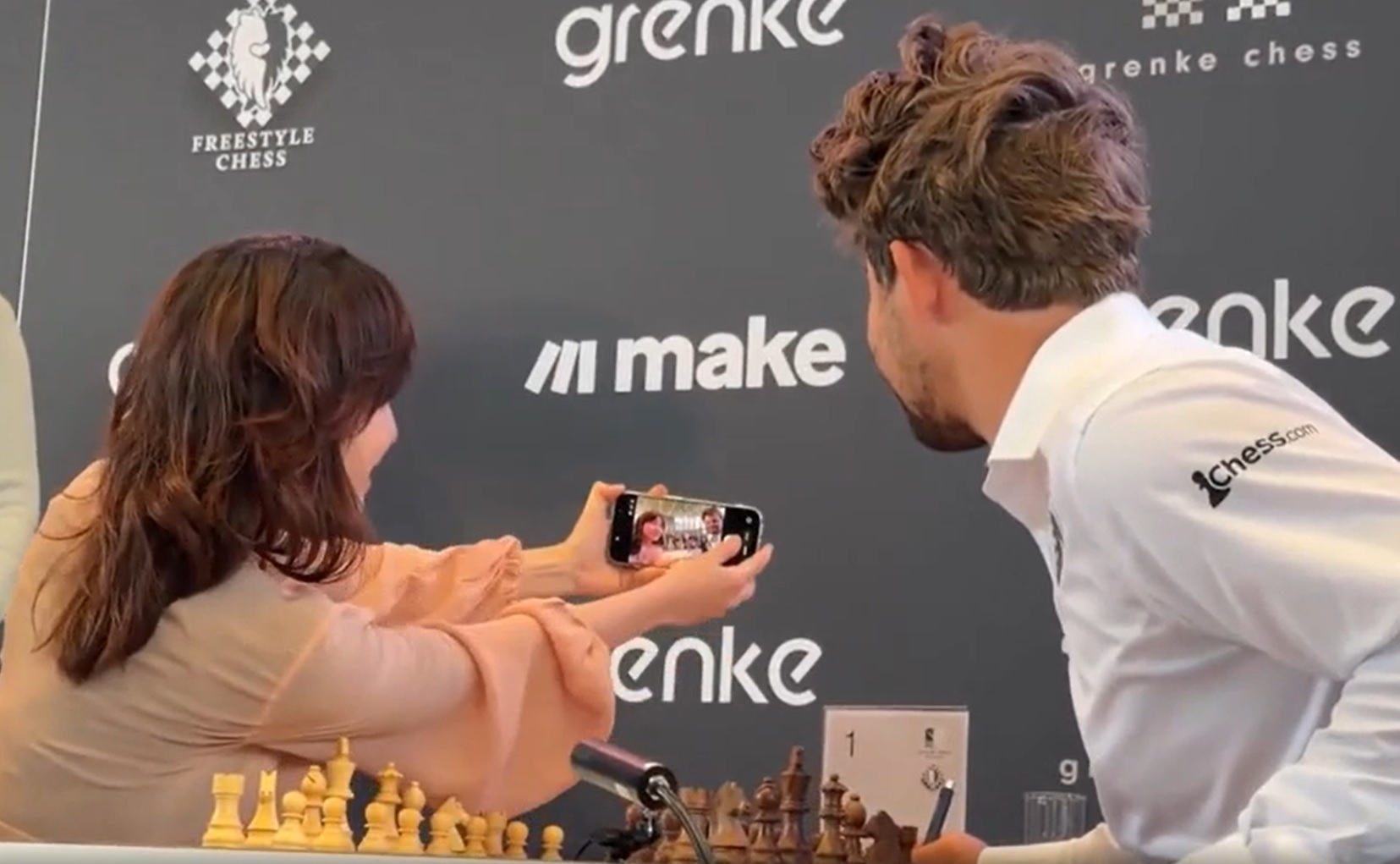 A világelső Magnus Carlsen előbb mosolyogva pózolt az ellenfele által kért szeflihez, aztán elkoboztatta a telefont
