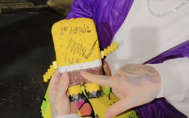 Nicolás Maduróval haverkodott a börtönben a rapper 6ix9ine, még a SpongyaBob-figuráját is aláíratta vele