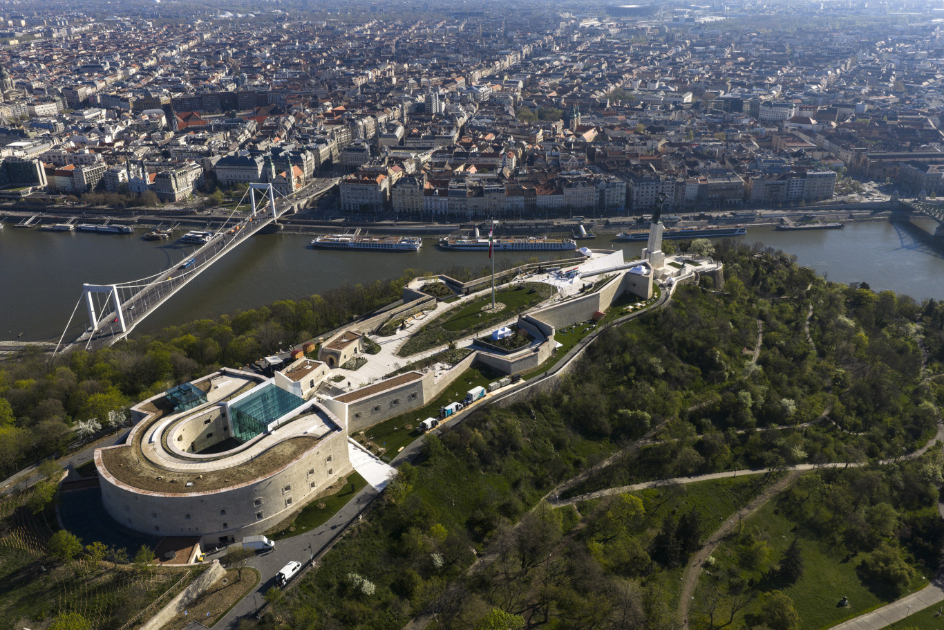 Így tökéletes: az Orbán-rendszer bukásának emlékműve lett a megújult Citadella, Orbán pedig úgy megijedt, hogy az avatón nem mert a budapestiek elé állni