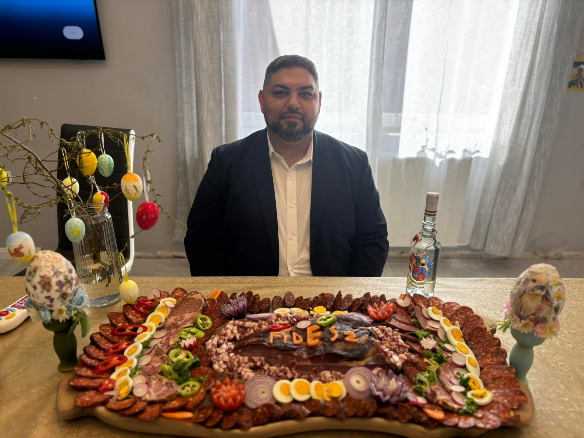 Fideszes feliratú, óriássonkatállal kíván szép húsvétot a több tízmilliárdos támogatásokról döntő Társadalmi Esélyteremtési Főigazgatóság belügyes vezetője